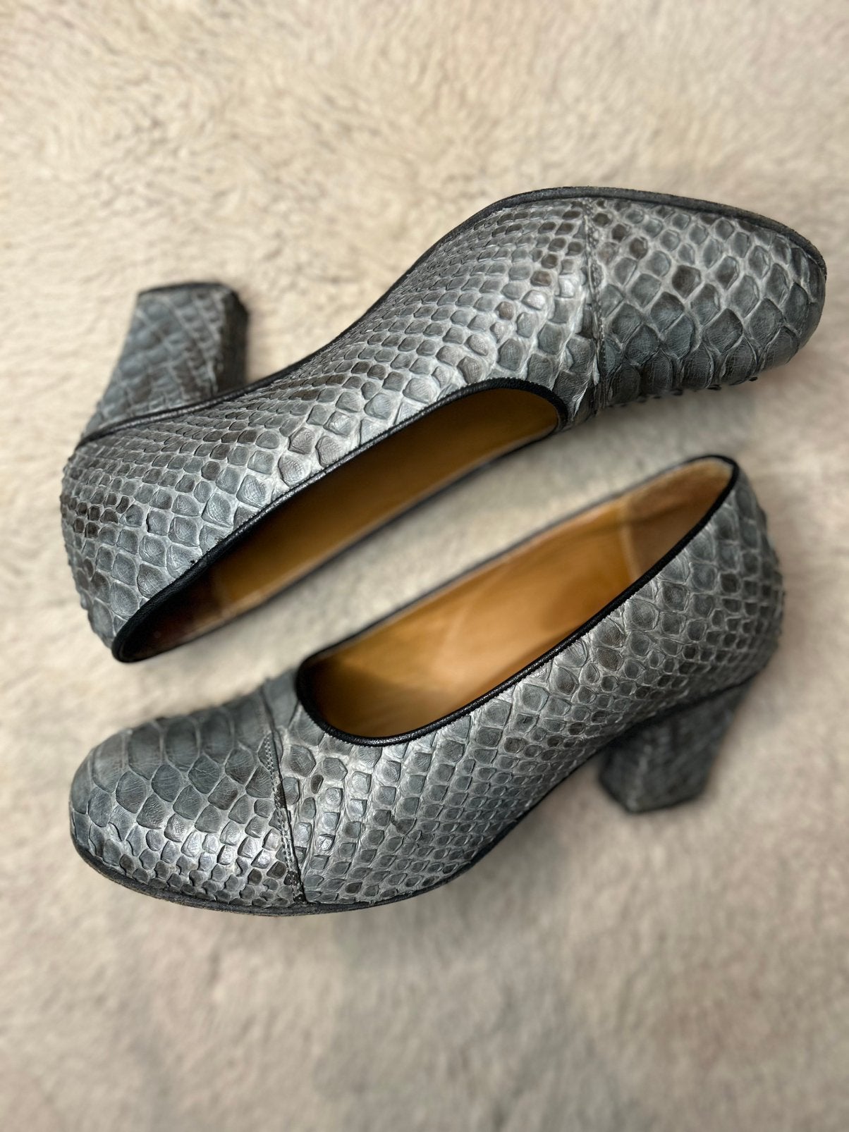 Escarpins artisanaux Alex Schrijvers en cuir véritable, Kleding | Dames, Schoenen, Pumps, Verzenden, Zo goed als nieuw, Grijs