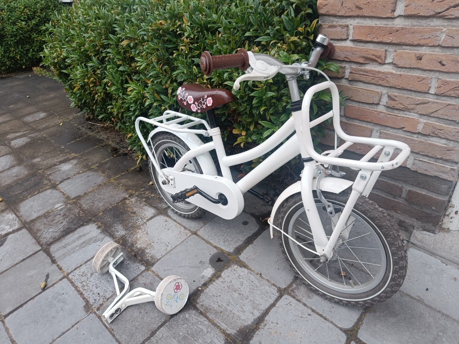 Wit kinderfietsje met bloemendetails, Fietsen en Brommers, Ophalen, Zo goed als nieuw