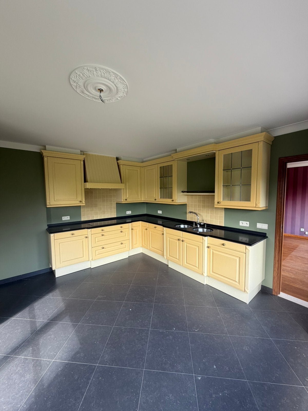 Volledig uitgeruste keuken - moderne lichte kleur, Huis en Inrichting, Ophalen, Zo goed als nieuw