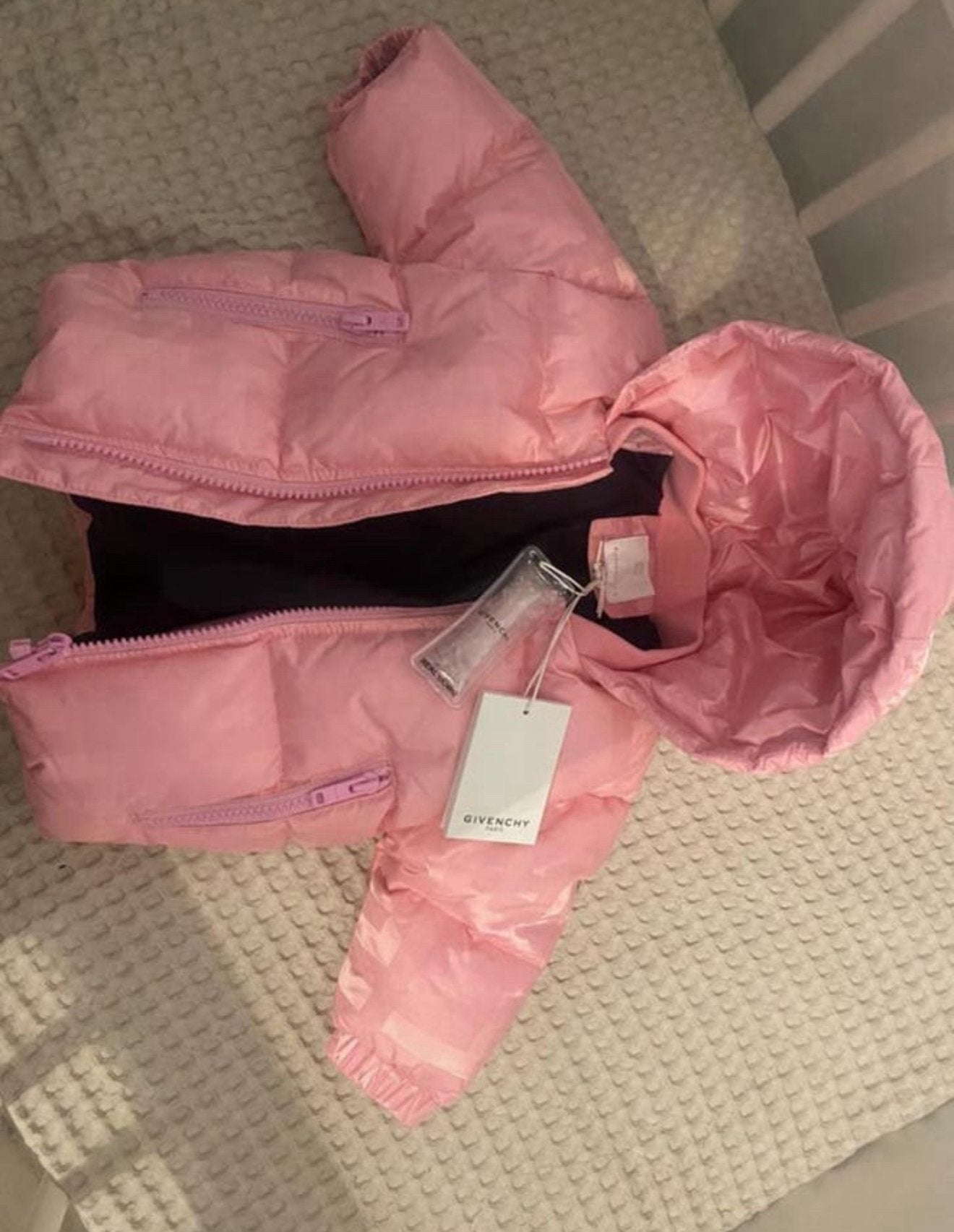 Nieuwe Givenchy baby jas roze 3-6 maanden, Kinderen en Baby's, Ophalen, Zo goed als nieuw