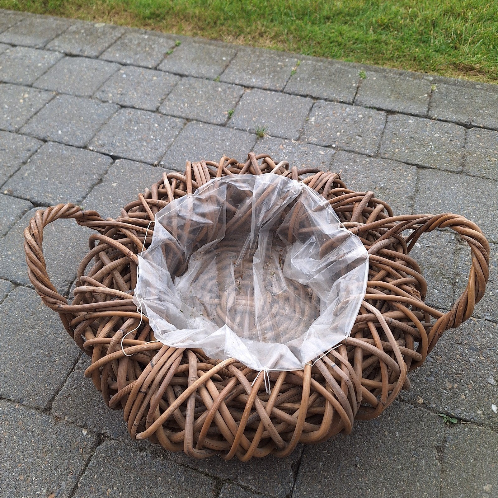 rieten mand voor plantjes, Ophalen