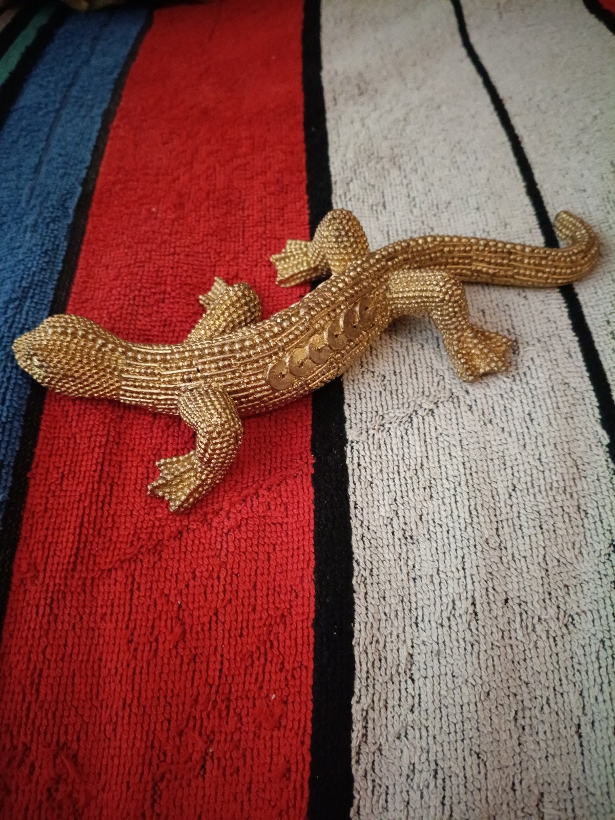 figurine de salamandre dorée, Enlèvement