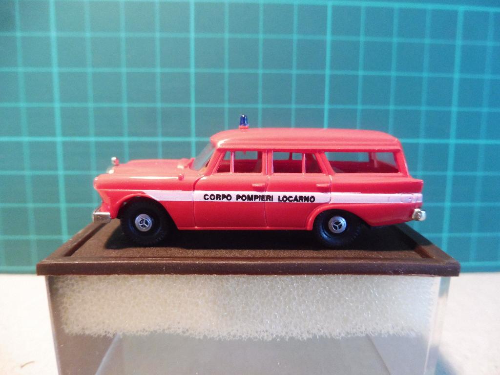 1:87 Brekina Mercedes 190 W110 Universal Brandweer Locarno, Hobby en Vrije tijd, Modelauto's | 1:87, Ophalen of Verzenden, Zo goed als nieuw