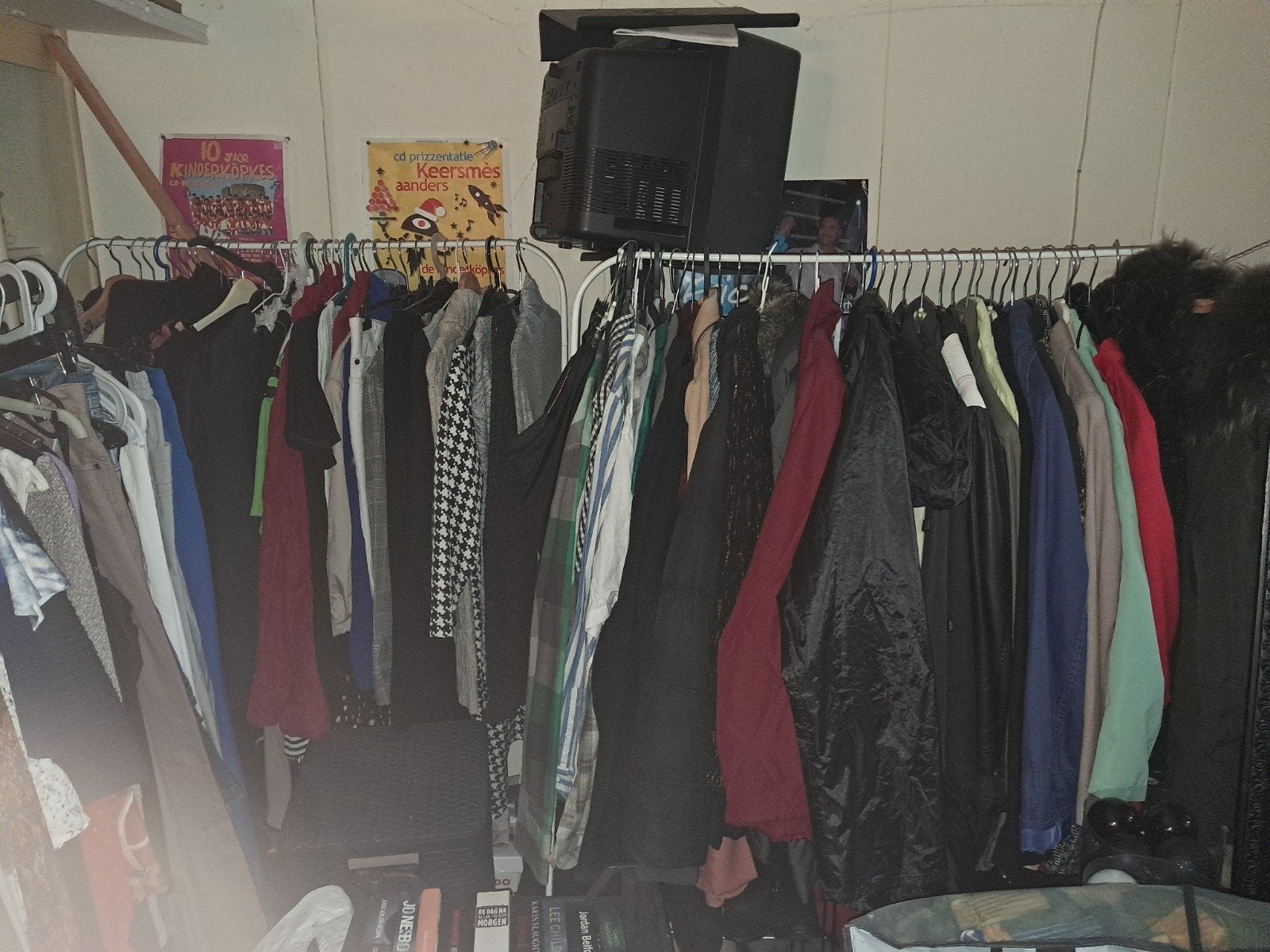 Kledingmassa te koop. Ideaal voor kringloop of rommelmarkt, Enlèvement, Comme neuf