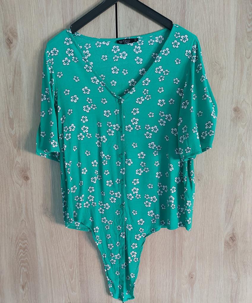 Blouse verte à fleurs blanches taille XS, Vêtements | Femmes, Tops, Envoi, Taille 34 (XS) ou plus petite, Vert