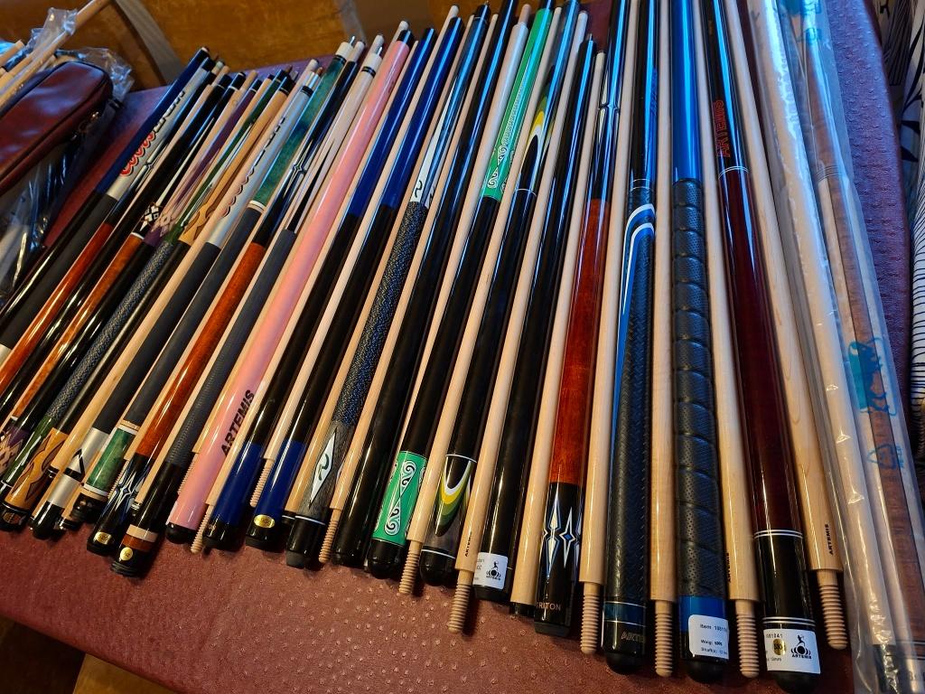 Gebruikt biljart-darts-en tafelvoetbal materiaal., Enlèvement, Comme neuf, Queue ou Boules