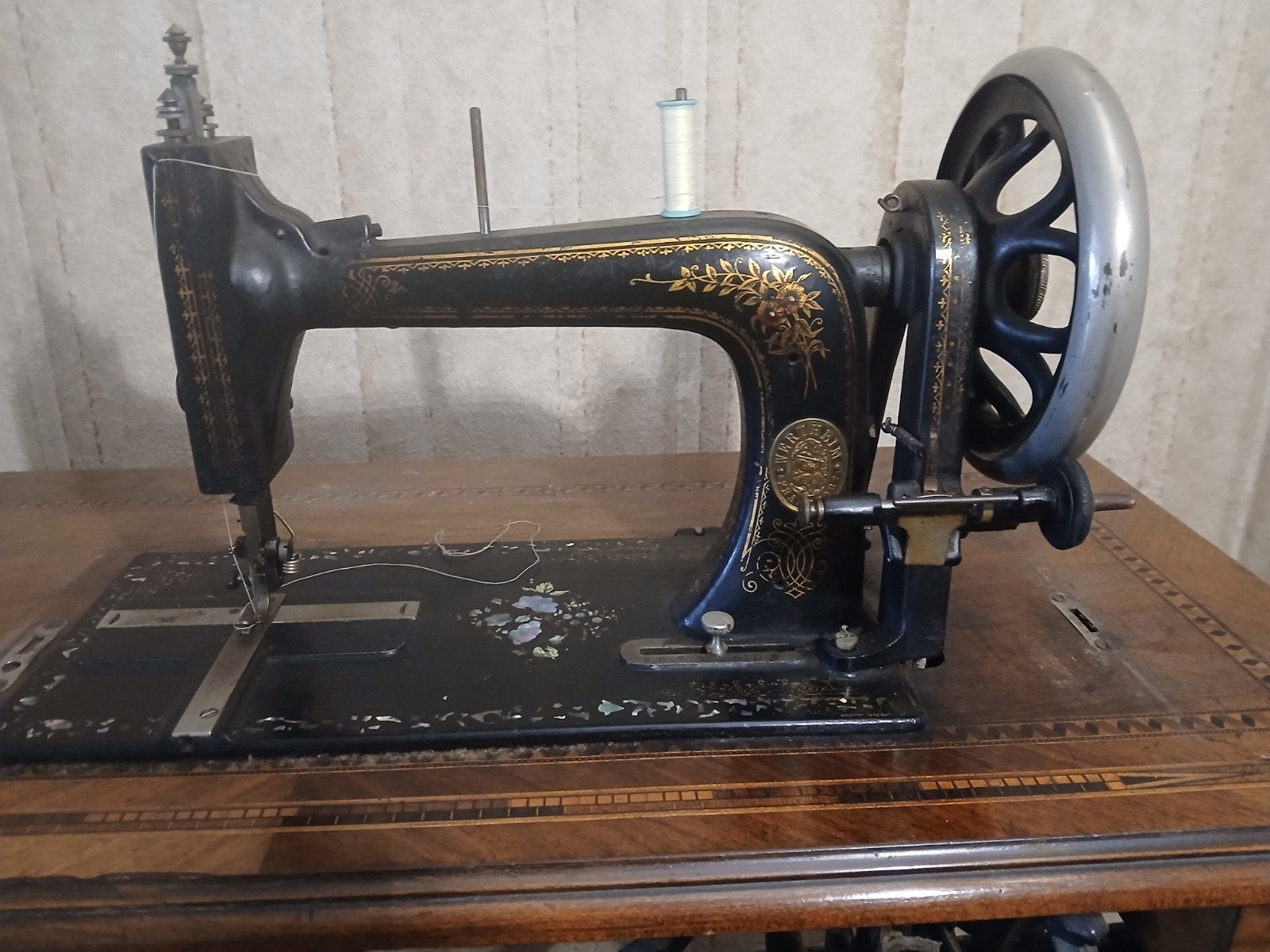 Decoratieve oude naaimachine, Antiek en Kunst, Ophalen