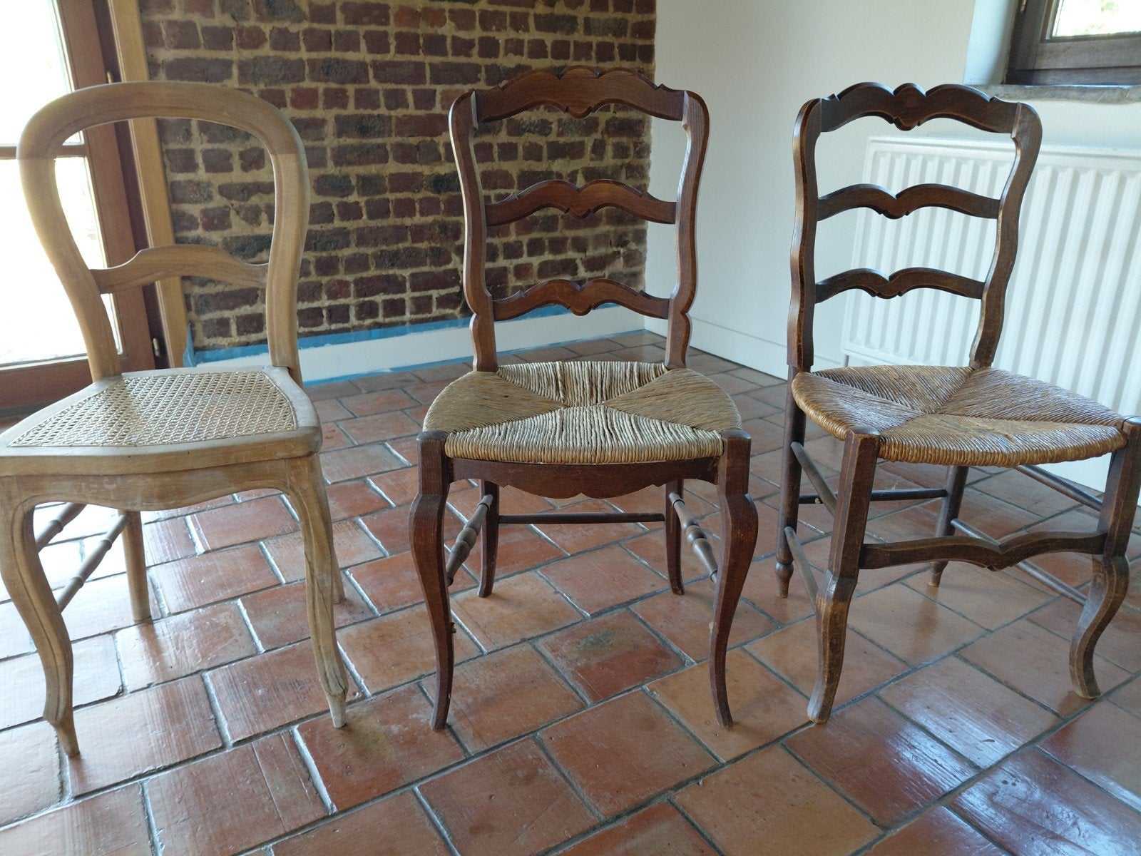 Stoelen apart of samen, Ophalen
