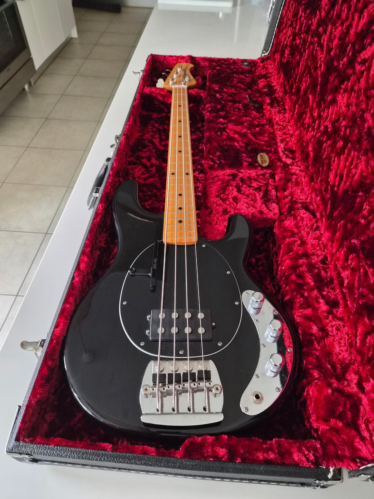 Musicman stingray retro70s tres legere 3 kg923, Muziek en Instrumenten, Ophalen of Verzenden, Zo goed als nieuw, Elektrisch