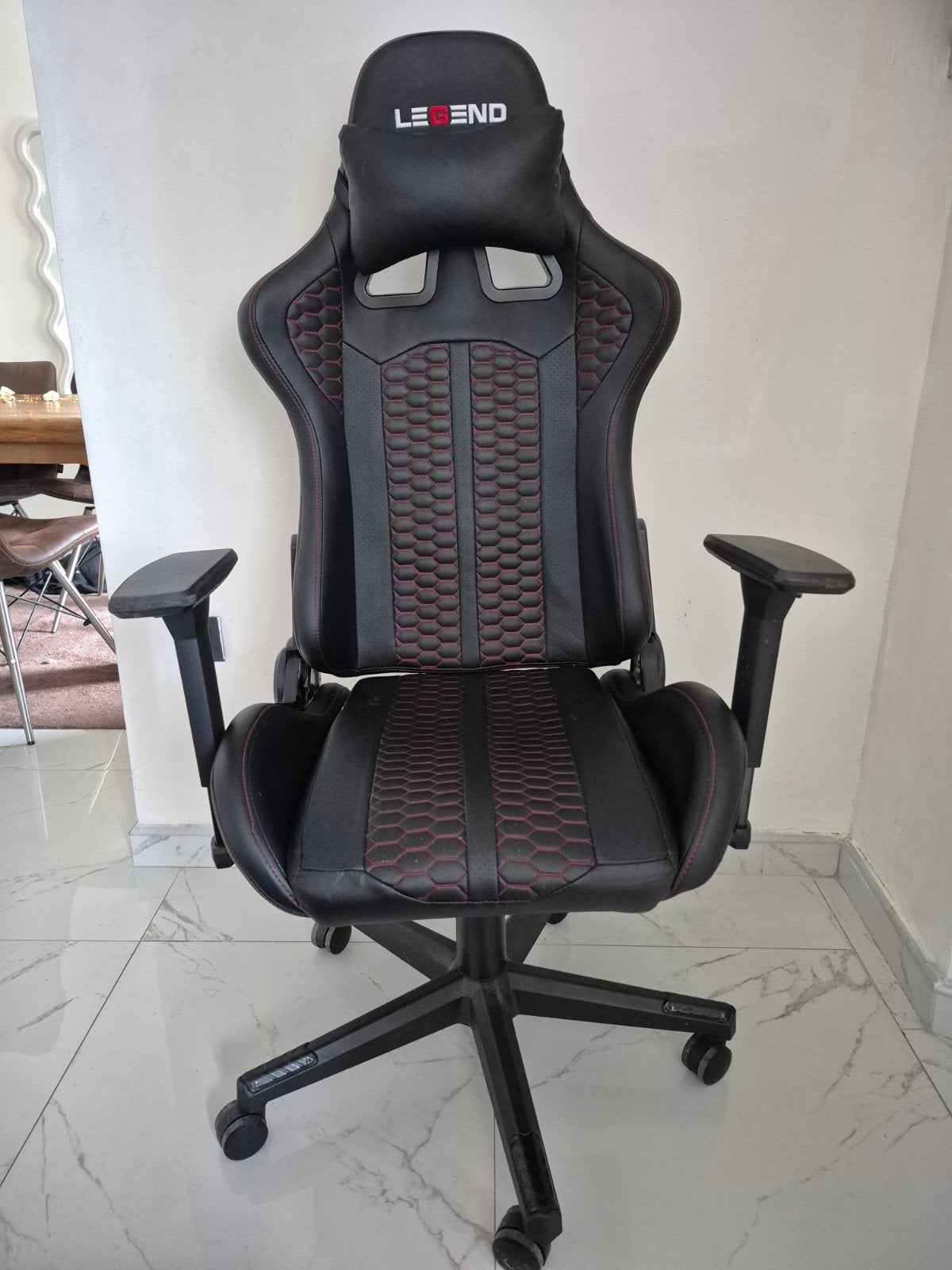 Chaise de jeu Legend noir/rouge avec accoudoirs, Enlèvement