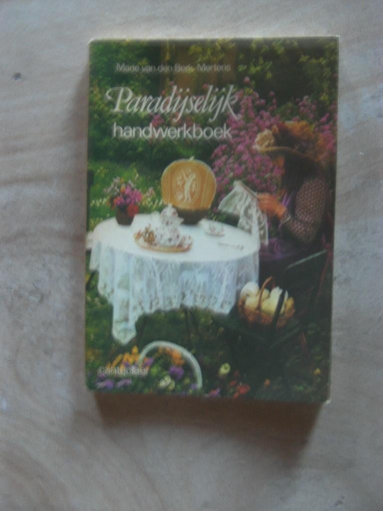 Paradijselijk handwerkboek, Ophalen, Zo goed als nieuw, Marie van den Berck - Mertens