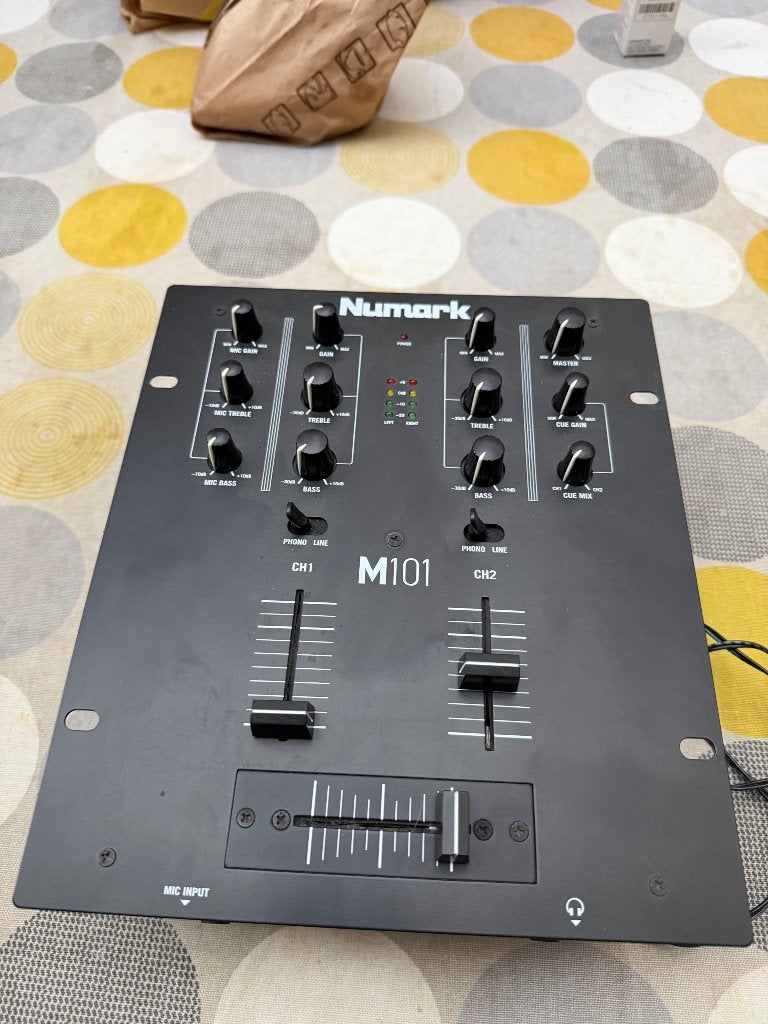 Numark - M101, Ophalen of Verzenden, Zo goed als nieuw, Minder dan 5 kanalen, Microfooningang