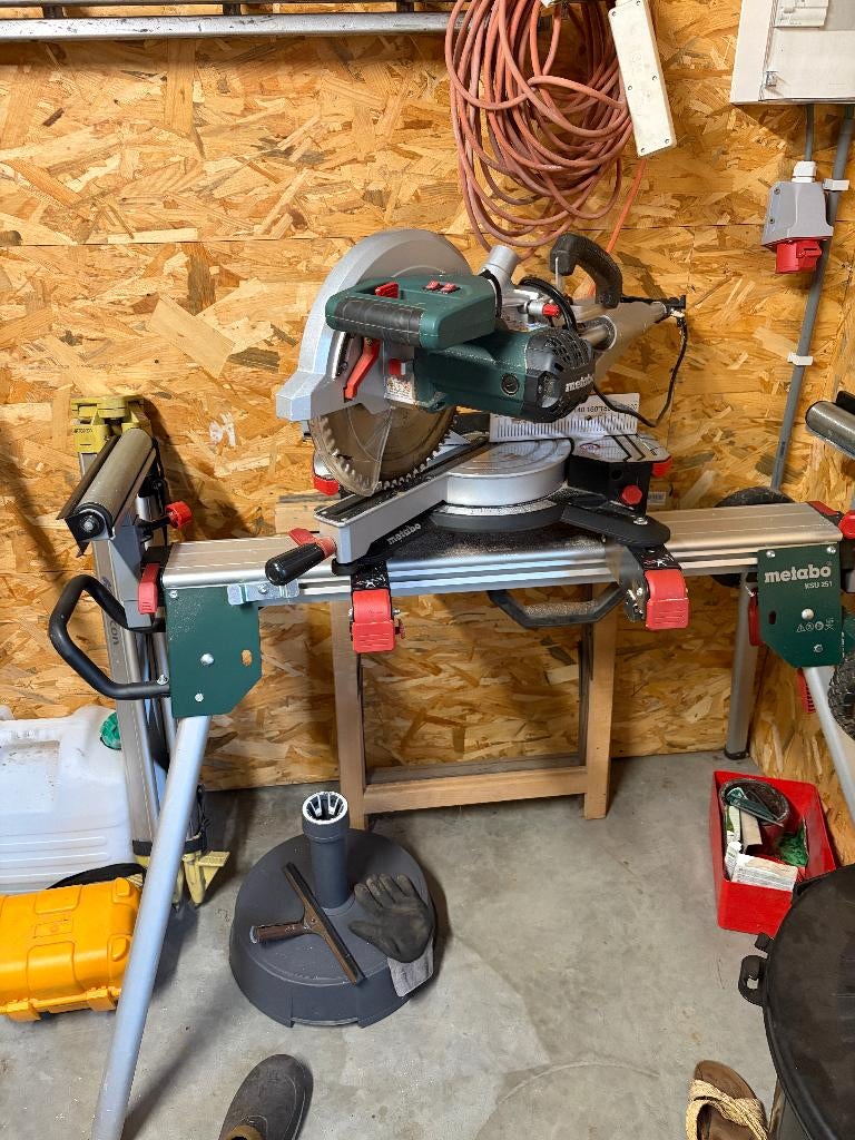 Afkort verstekzaag met onderstel, Ophalen, 600 tot 1200 watt, Zo goed als nieuw, Afkortzaag