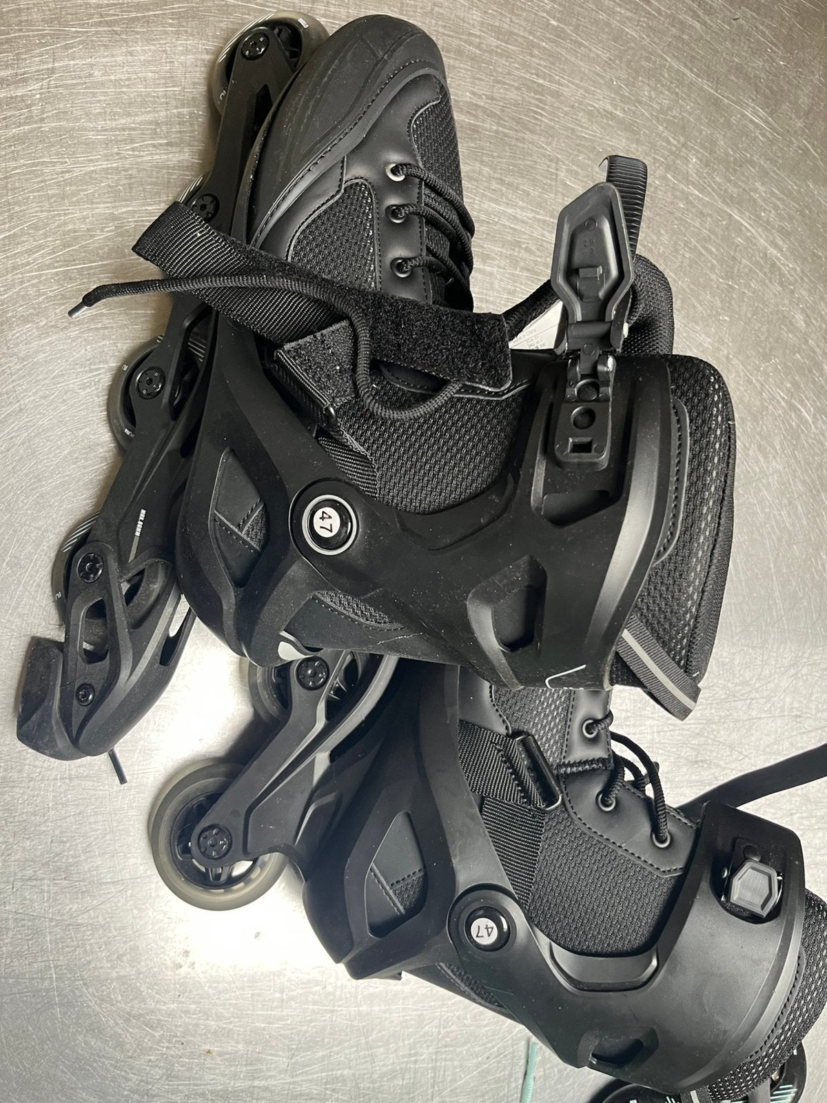 Heren skeelers maat 47 met bescherming, Sport en Fitness, Skeelers, Heren, Zo goed als nieuw, Inline skates 4 wielen, Ophalen