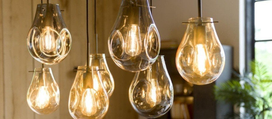 Une grande lampe suspendue de COCO maison est debout
belle a, Enlèvement