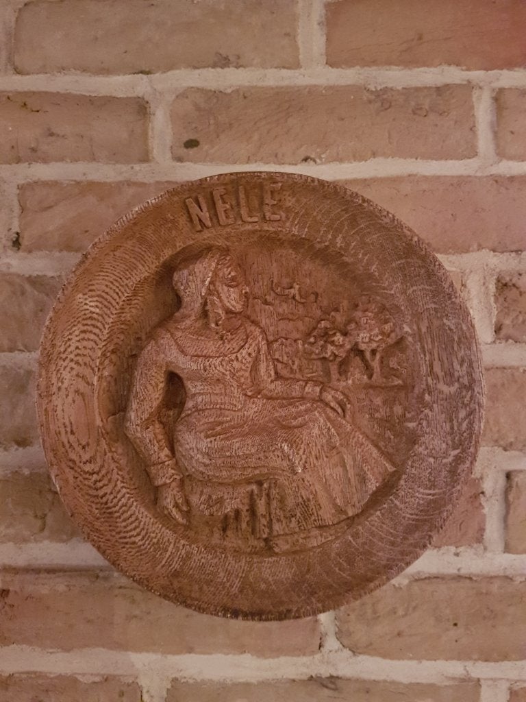 Terracotta wandbord: Nele metgezel van Tijl Uilenspiegel, Antiek en Kunst, Ophalen of Verzenden