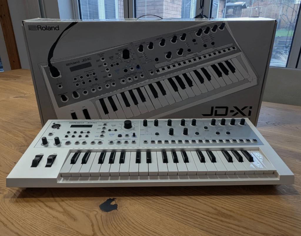 Roland JD-Xi witte limited edition synthesizer, Muziek en Instrumenten, Gebruikt, Roland, Met midi-aansluiting, Overige aantallen