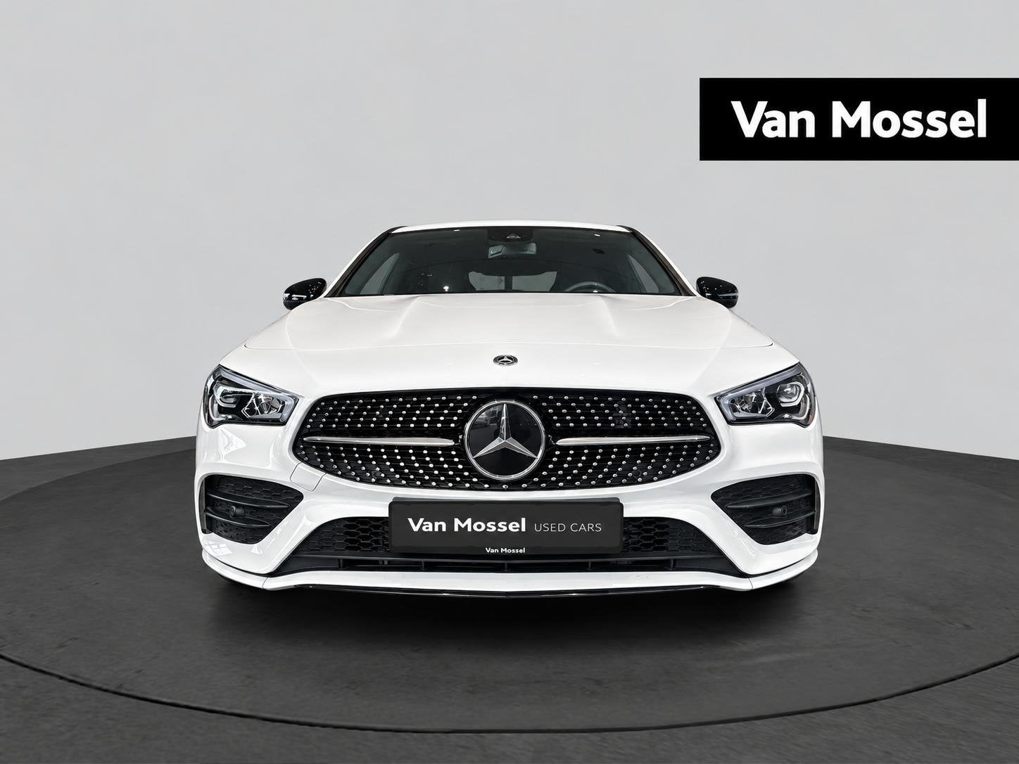 Mercedes-Benz CLA 180 AMG Line + LED + CAMERA + TREKHAAK + 1, Stof, Gebruikt, 4 cilinders, Wit