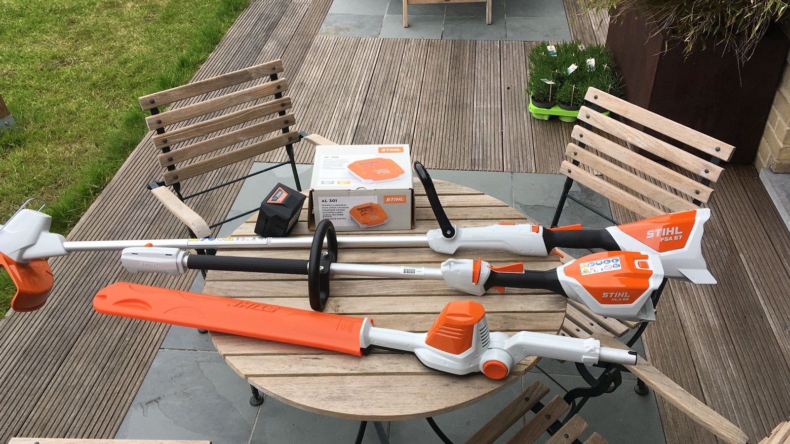 Stihl heggenschaar HLA56+ accu+ snellader+ bosmaaier FSA57, Ophalen, Zo goed als nieuw, Accu