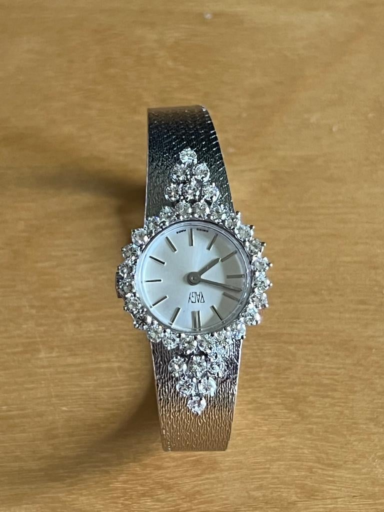 Montre en or blanc avec diamants, style vintage