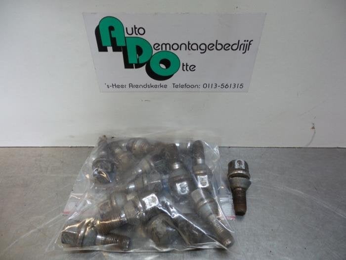 Kit boulons de roue d'un Renault Clio (Clio 2 98-), Renault, -, 3 mois de garantie, Utilisé