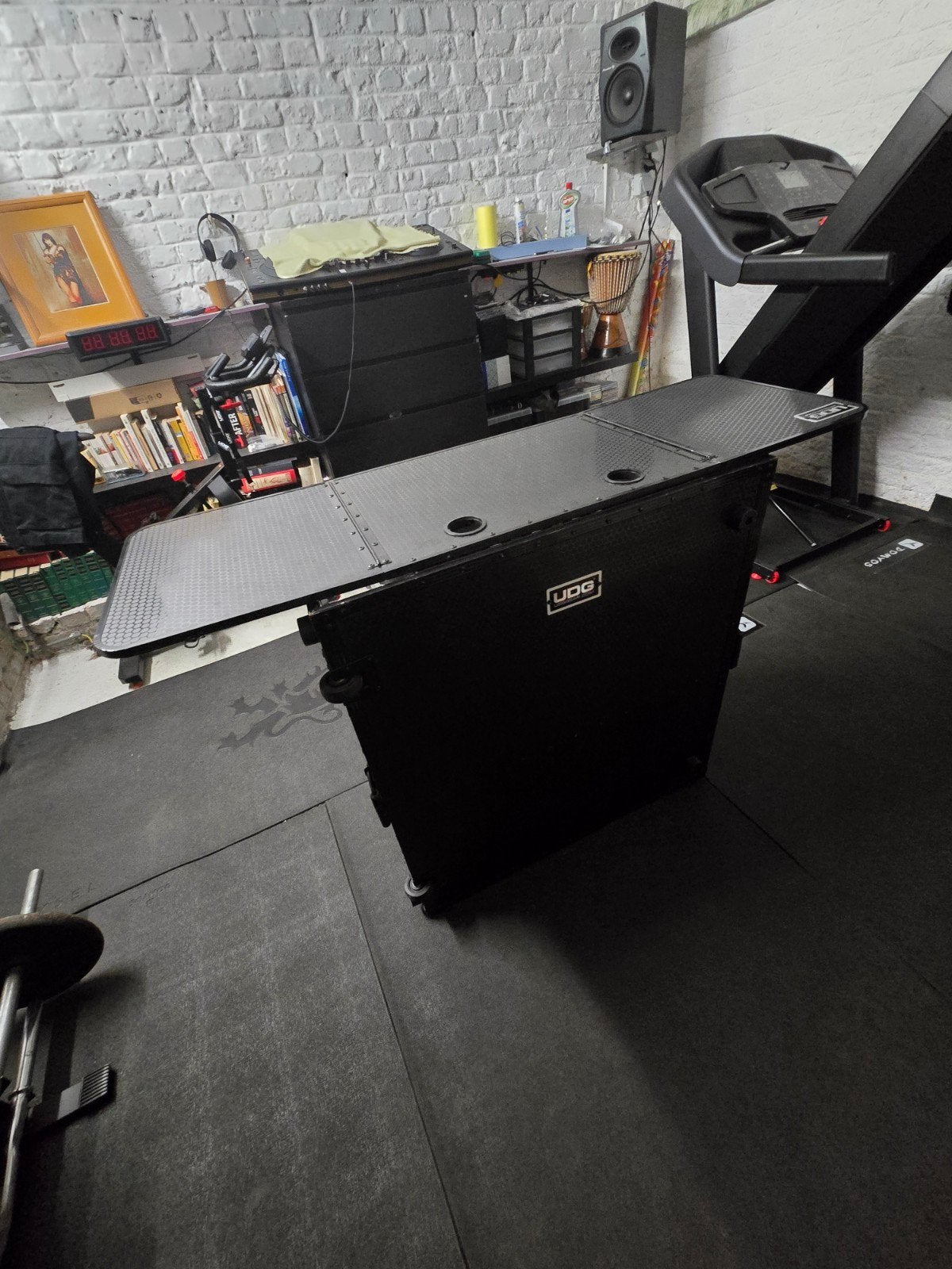 Table / régie DJ UDG professionnelle sur roulettes – finitio, Enlèvement, Utilisé
