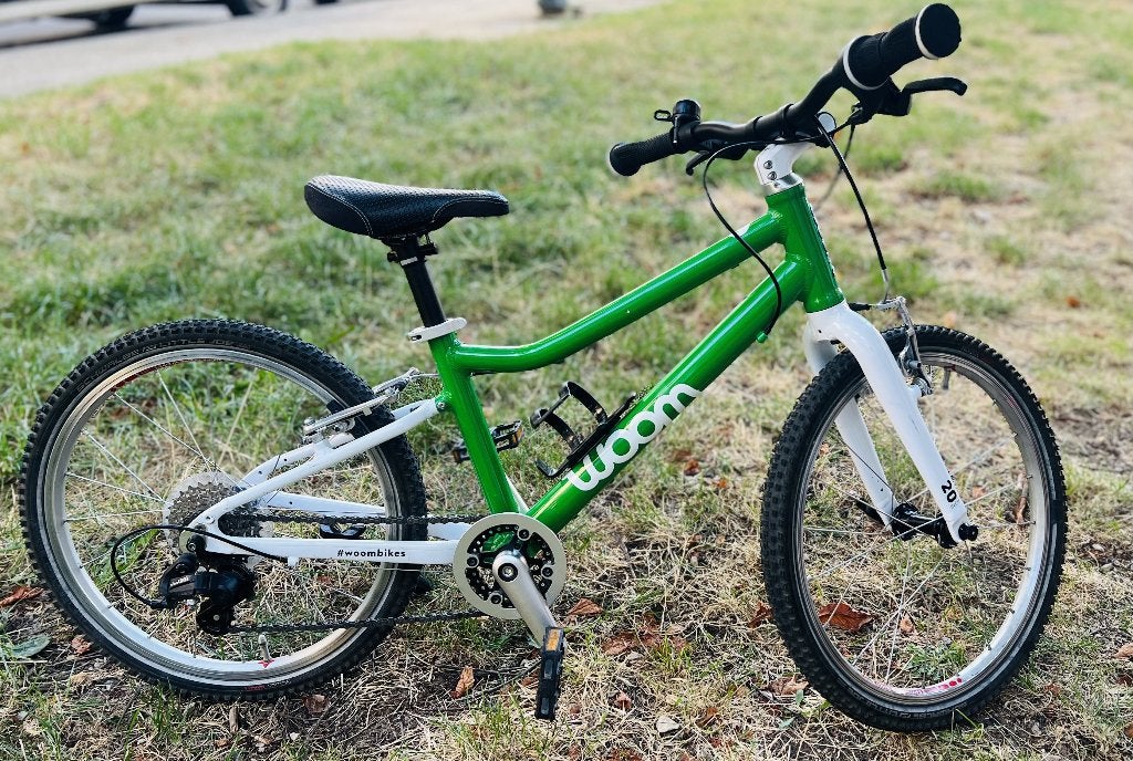 Kinderfiets - WOOM 4 - perfecte staat, Fietsen en Brommers, Fietsen | Kinderfietsjes, Ophalen, 20 inch of meer, Velgrem, Zo goed als nieuw