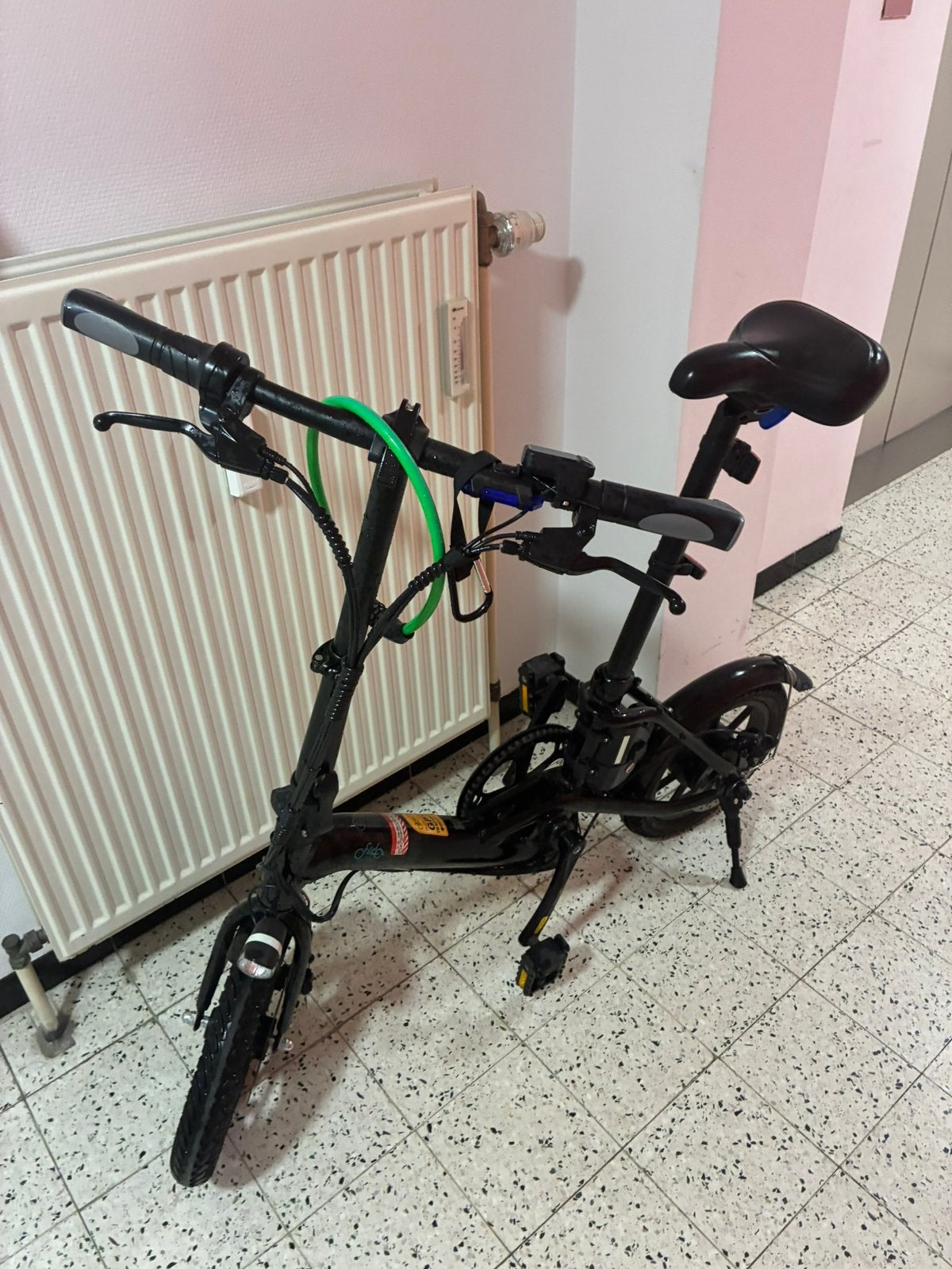 MINI VÉLO ÉLECTRIQUE PLIABLE SUPER LEGER, Enlèvement, Comme neuf