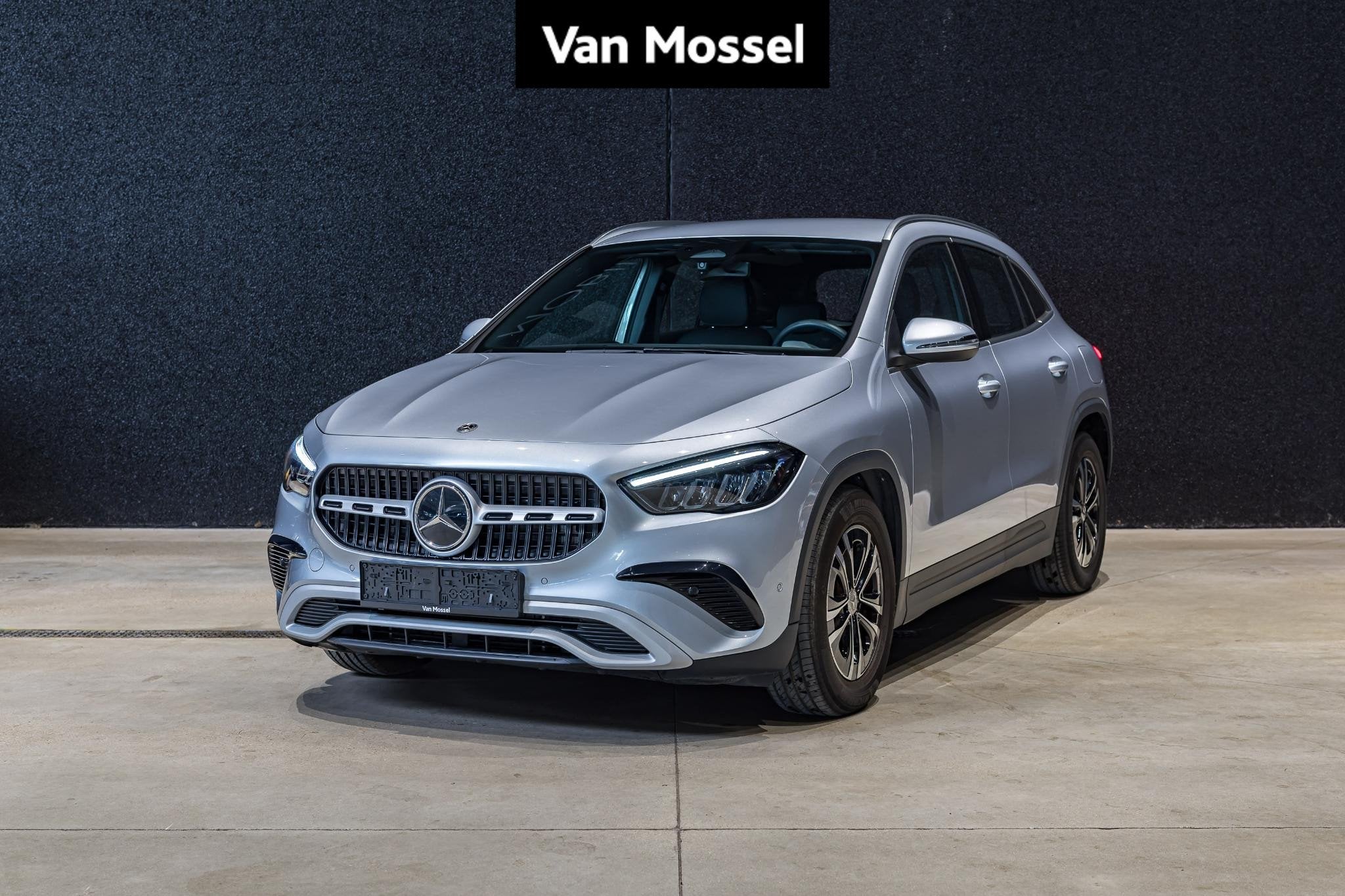Mercedes-Benz GLA GLA 180 Business Line CAMERA | CARPLAY | Z, Auto's, Stof, Gebruikt, Zwart, 4 cilinders