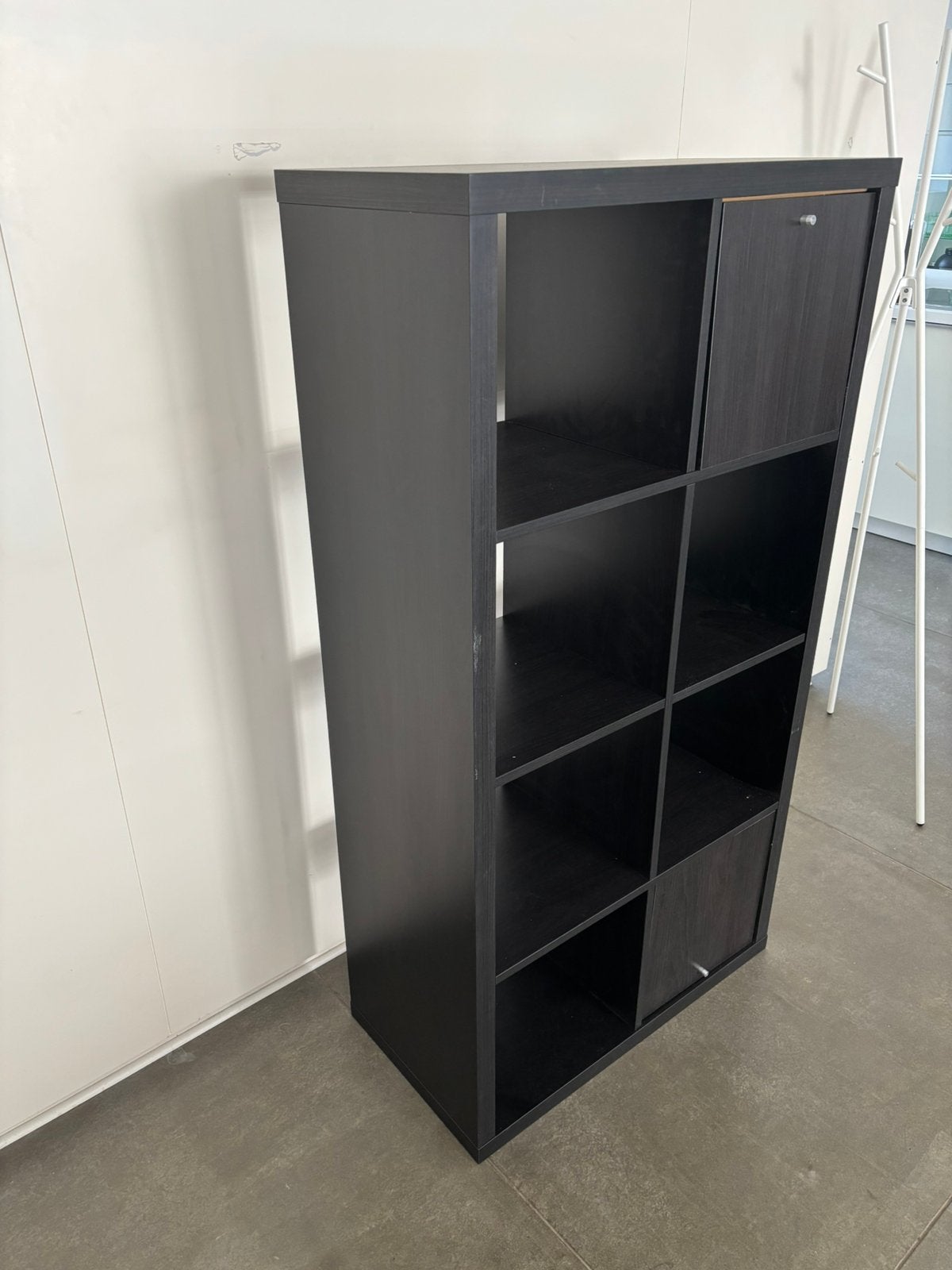 Étagère IKEA KALLAX noir-brun 2x4 (8 cases) avec 2 portes, 25 à 50 cm, Moins de 100 cm, Comme neuf, 100 à 150 cm