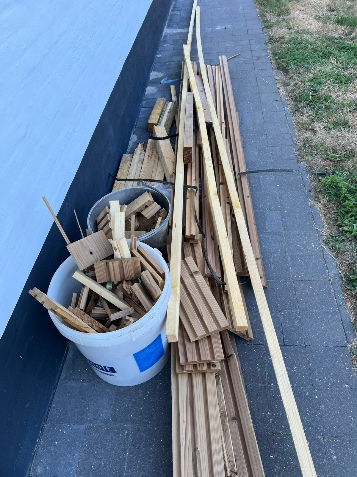 GRATIS overschot/stukjes thermowood en gedrenkte panlatten, Doe-het-zelf en Bouw, Ophalen, Zo goed als nieuw