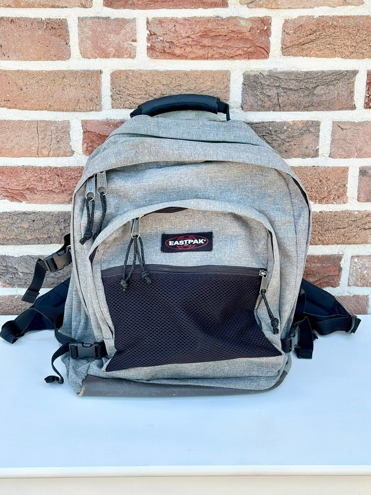 Eastpak rugzak / schooltas met lederen onderkant, Bijoux, Sacs & Beauté, Sacs | Cartables, 40 à 50 cm, Enlèvement ou Envoi, 30 à 40 cm