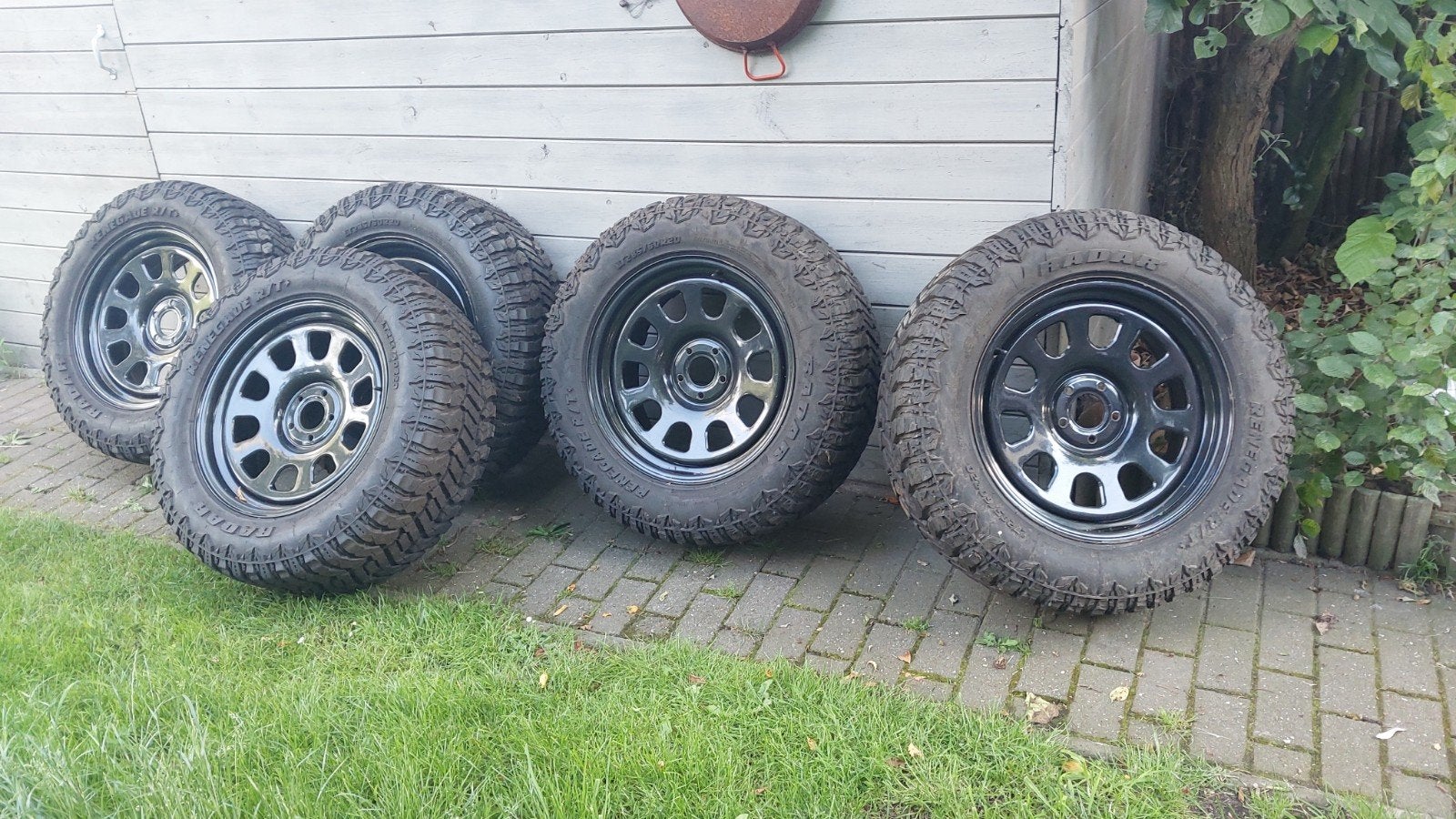 Banden Radar Renagade R/T+ LT285/60R20 van 2023, Ophalen