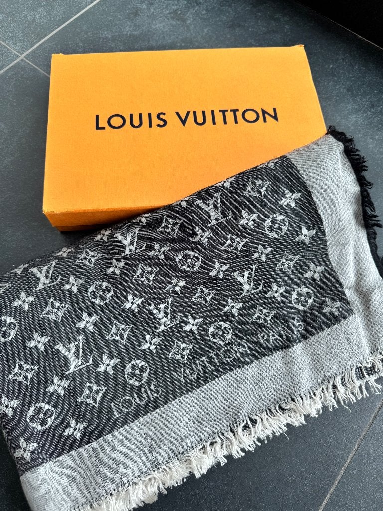 Louis Vuitton Monogram Denim Shawl M71378 – Black, Kleding | Dames, Maat 38/40 (M), Ophalen of Verzenden, Sjaal, Gedragen