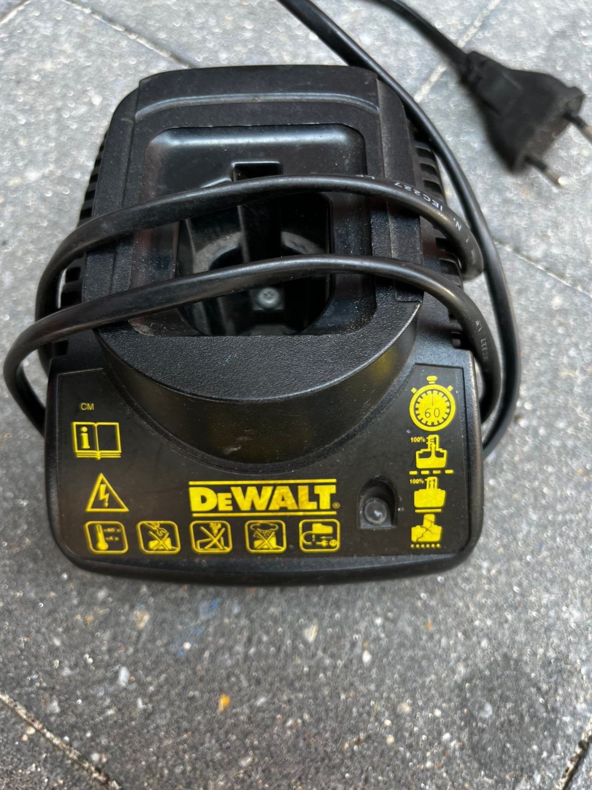 Chargeur de batterie DeWalt DE9118 — Original, Bricolage & Construction, Outillage | Pièces de machine & Accessoires, Comme neuf