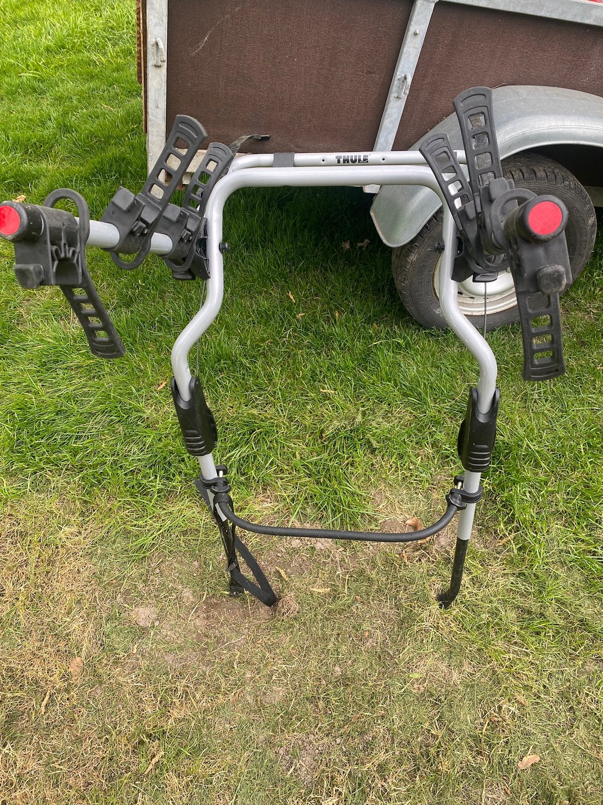 Porte vélos THULE très bon état se place sur coffre arrière, Vélos & Vélomoteurs, Enlèvement