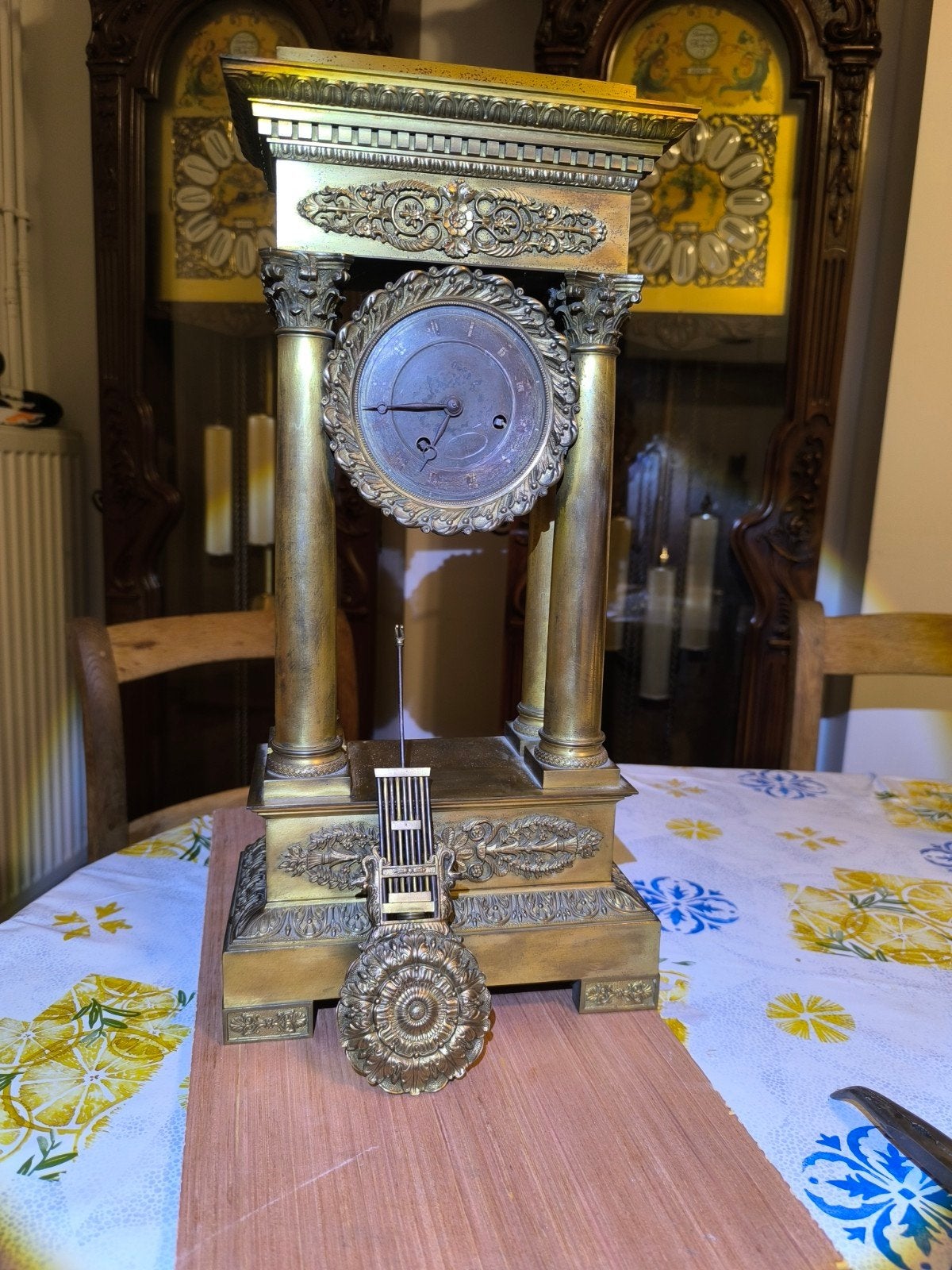 Il s’agit d’une pendule à portique de style français (XIXe s, Antiek en Kunst, Ophalen of Verzenden
