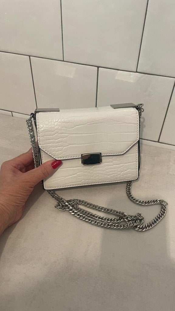 WITTE TAS met zilveren ketting, Ophalen of Verzenden, Zo goed als nieuw, Wit, Schoudertasje