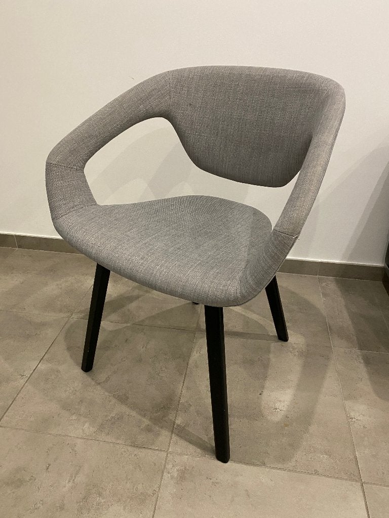 Chaise avec accoudoirs en tissu gris - style contemporain, Maison & Meubles, Moins de 75 cm, Bois, Comme neuf, Enlèvement