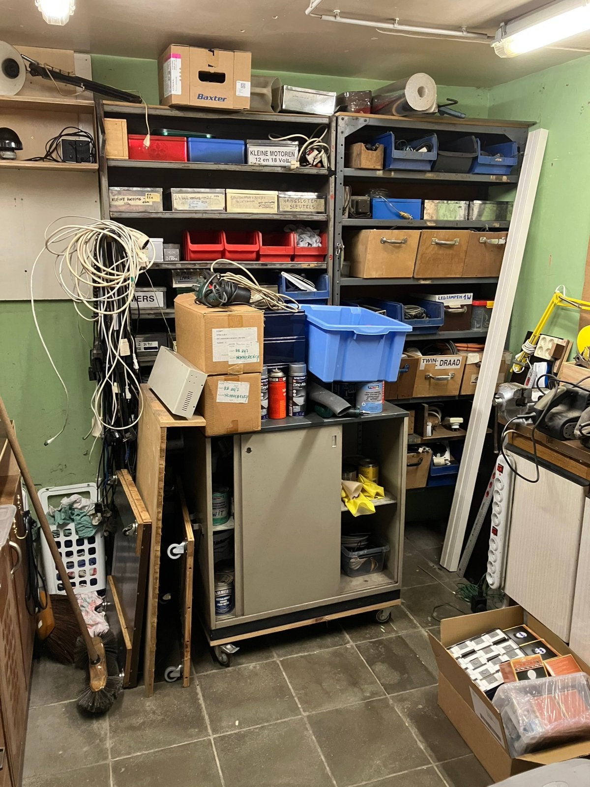 Inhoud atelier electro spullen, Ophalen, Zo goed als nieuw