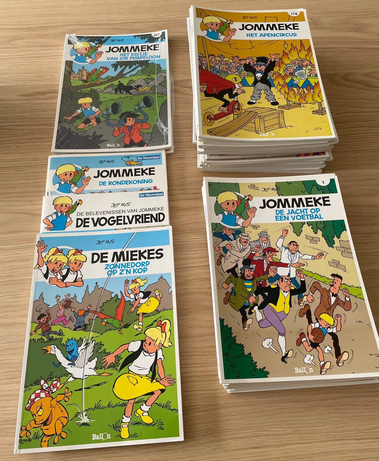 Strips Jommeke met blauwe achterkant €3 per stuk, Ophalen of Verzenden, Gelezen