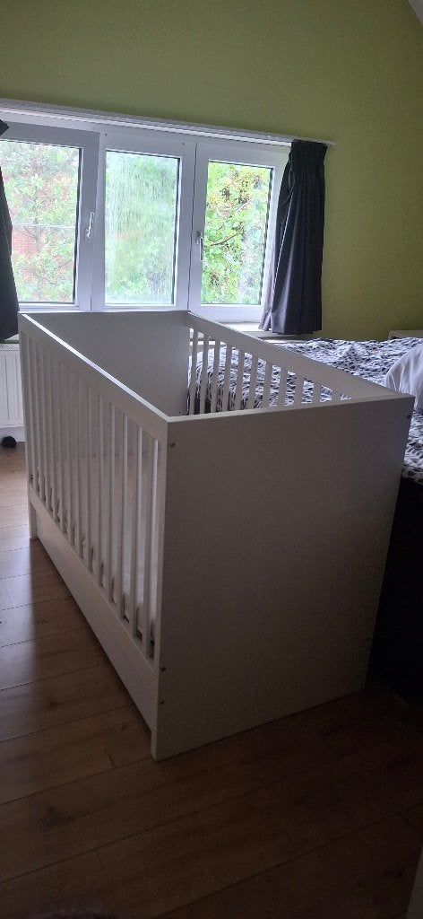 Babybed, Kinderen en Baby's, Ophalen, Zo goed als nieuw, Lattenbodem, Minder dan 140 cm