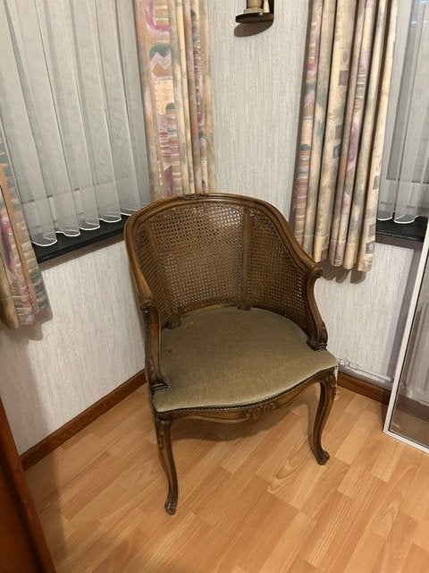 chaise ancienne avec côtés tissés, Enlèvement