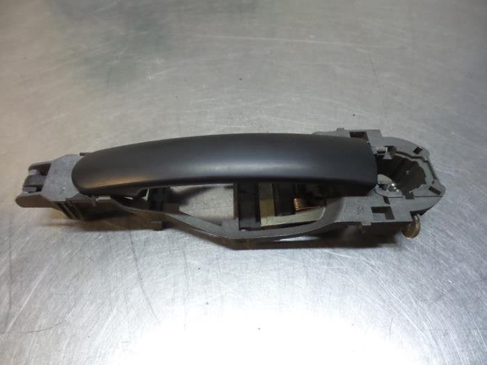 Poignée portière 2portes droite d'un Volkswagen Polo (Polo, Autos : Pièces & Accessoires, Carrosserie & Tôlerie, Volkswagen, -