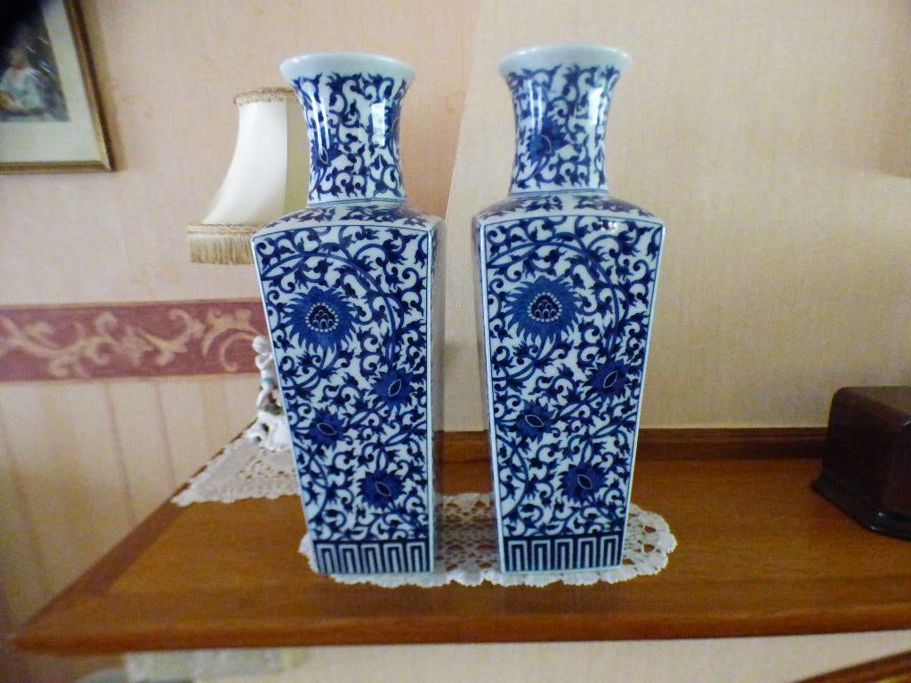 2 IDENTIEKE VIERKANTE BLAUWE JAPANSE VAZEN, Antiek en Kunst, Ophalen