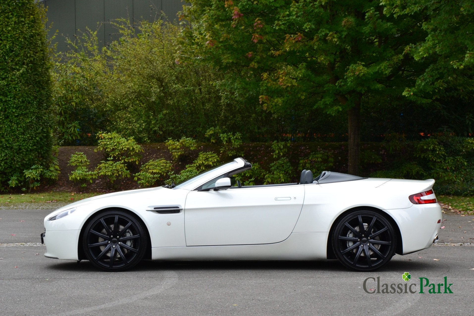 Aston Martin V8 Vantage Roadster (bj 2007), Auto's, Achterwielaandrijving, 8 cilinders, Wit, Leder