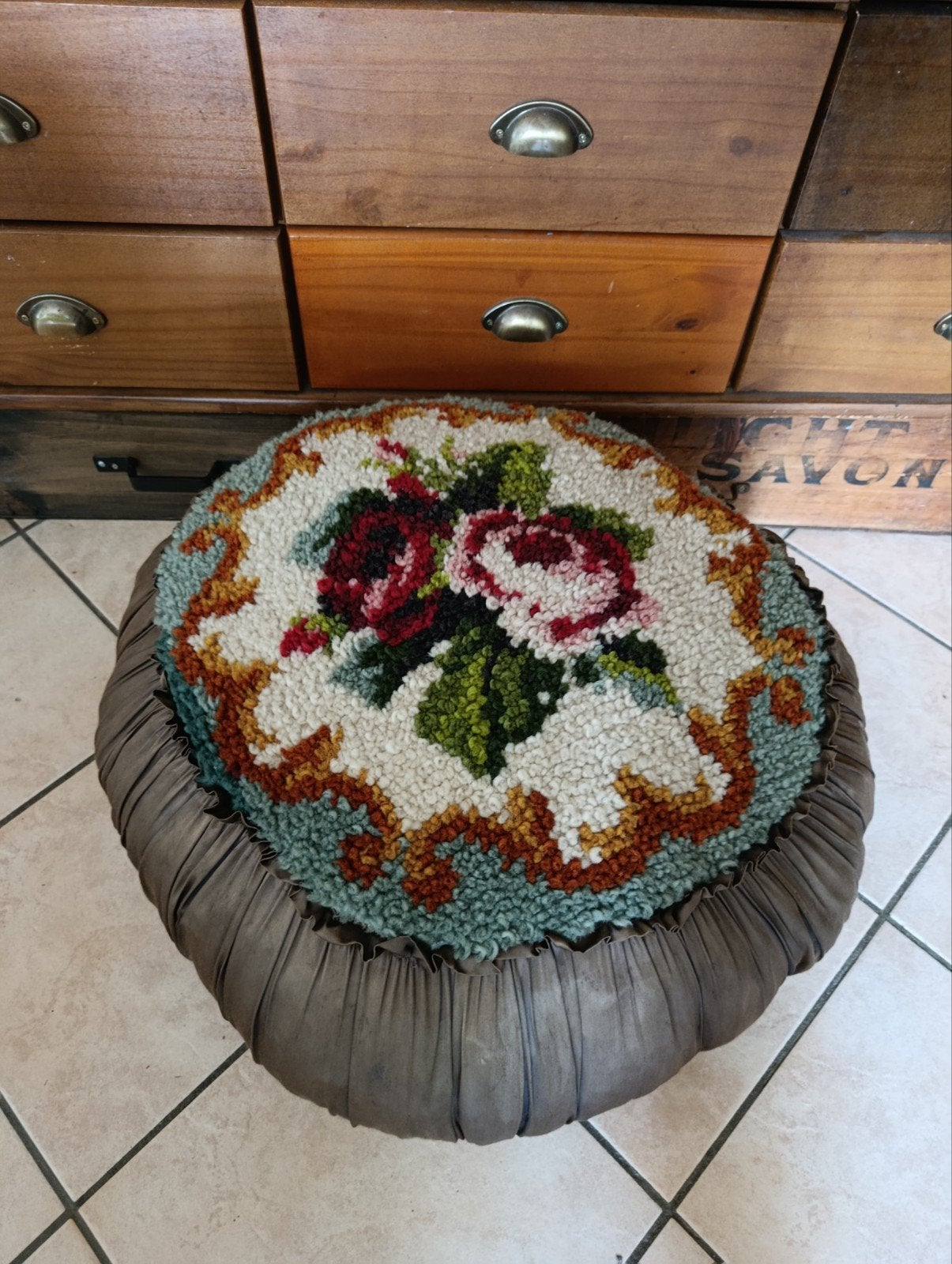 Charmant pouf vintage en laine