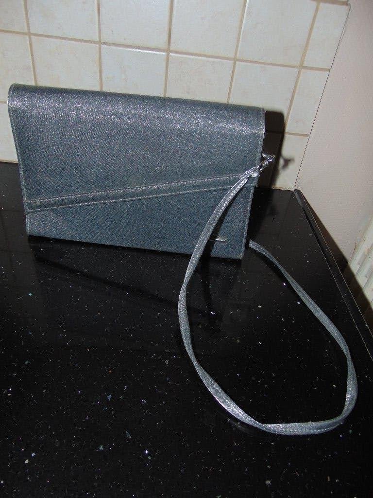 Handtas met zilver accenten in prima staat, Handtassen en Accessoires, Tassen | Damestassen, Ophalen of Verzenden, Gebruikt, Grijs
