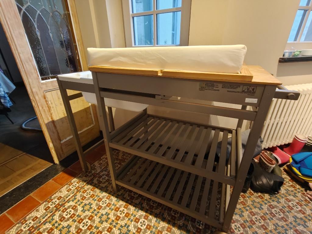 verzorgtafel met verzorgkussen, bad, planken en wielen, Ophalen, Gebruikt, Overige typen