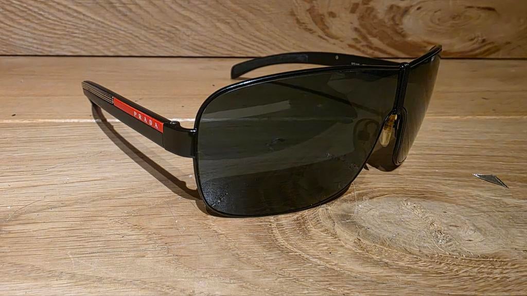 Zonnebril Prada 2stuks zonder doosjes, Handtassen en Accessoires, Ophalen of Verzenden, Zonnebril